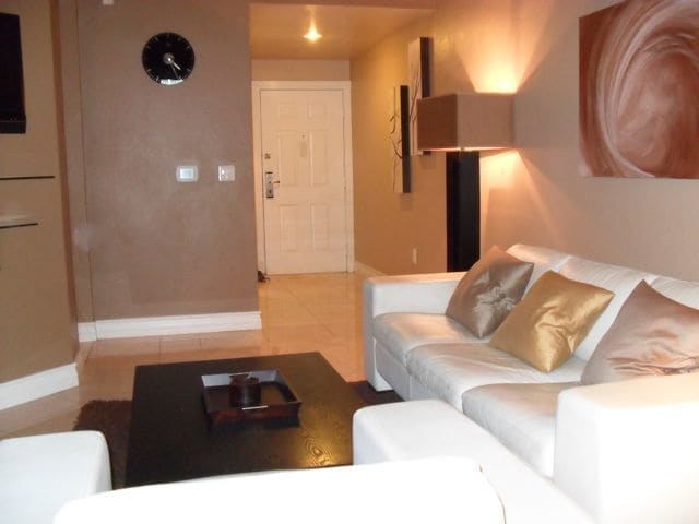 Building Photo - Meridian Top-Floor Luxury 1Bdr/Bath Fully ...