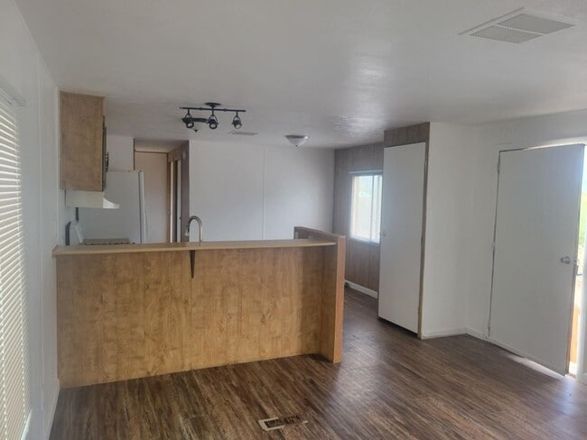 Building Photo - 3 Bed 2 Bath