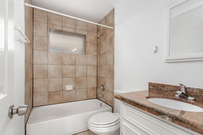 Building Photo - 2 Bedroom, 2 Bath Apartment in Munger Place!