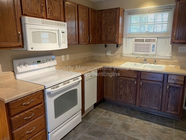 Building Photo - 806 Chamberlain St