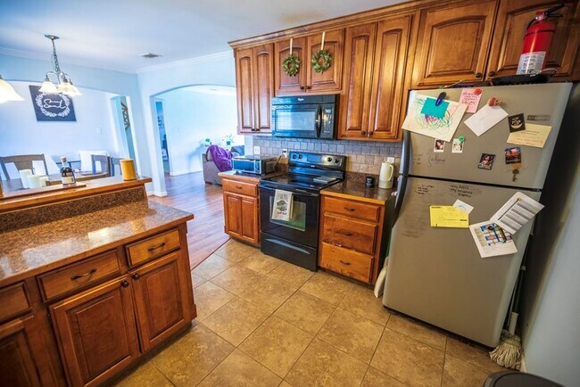 Building Photo - Charming Brick Home with Open Floor Plan & Great Outdoor Space in North Valdosta