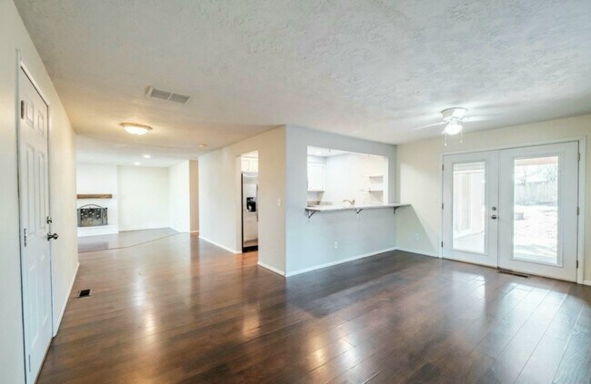 Building Photo - 1420 Cunningham Ln S