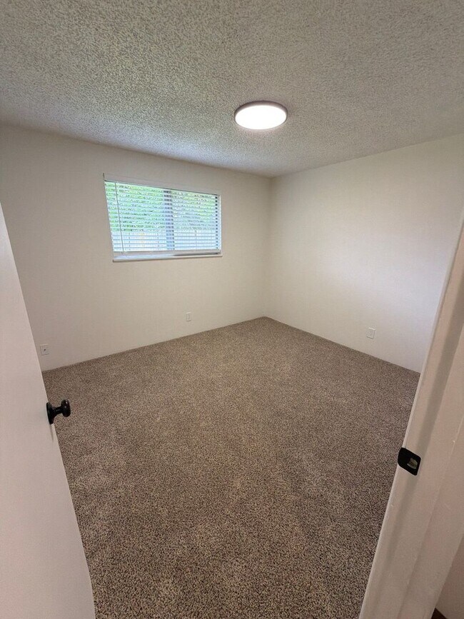 Building Photo - 1040 Lamplite Ln