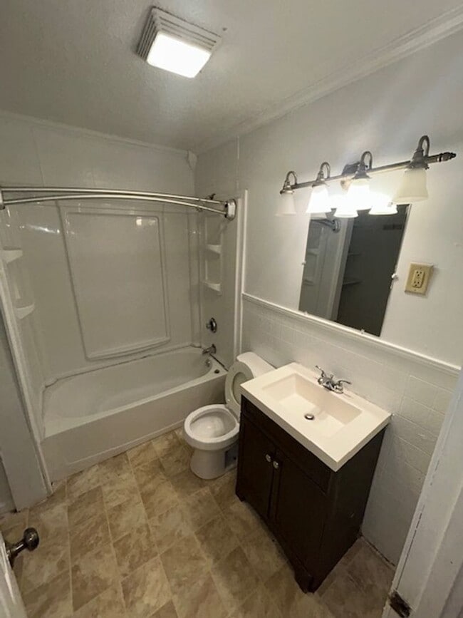 Building Photo - Moss Point 3 Bedroom