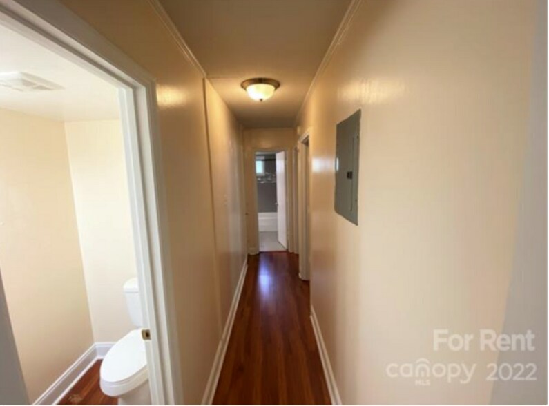 Building Photo - 718 E Maple Ave