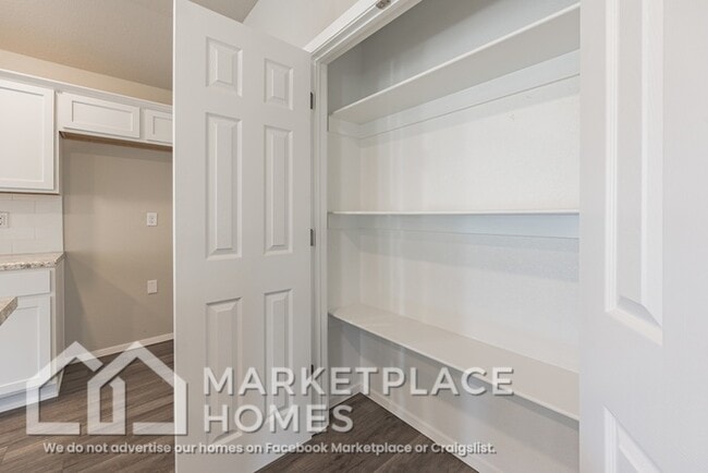 Building Photo - 981 E Starling St