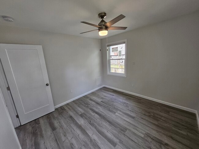 Building Photo - 906 Elfin Ave