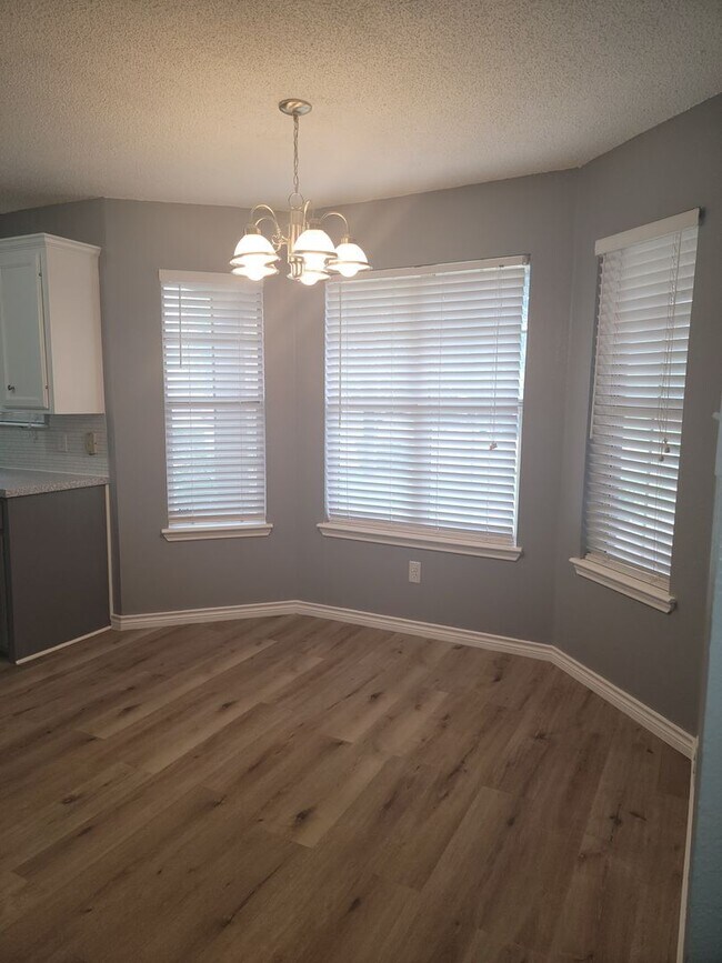 Building Photo - 3/2/2 in South Pointe with Lots of Features