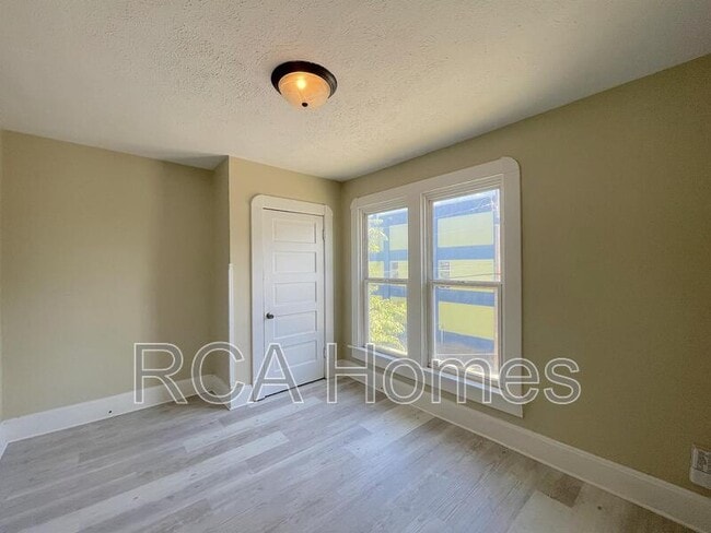 Building Photo - 1555 Barth Ave