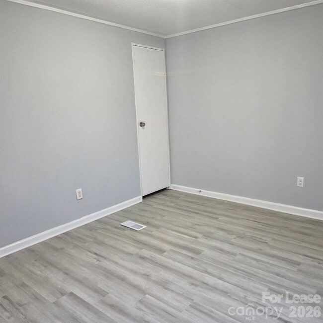 Building Photo - 825 Mountain Crest Dr