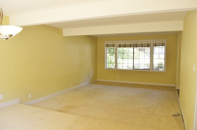 Building Photo - Spacious Somerset Home Near Top Schools an...