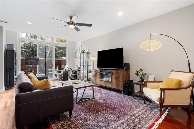 Building Photo - 1018 N Hermitage Ave