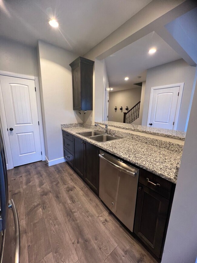 Building Photo - Located in Meadow Crest- 3 bedrooms 3 baths- 1/2 Off first month