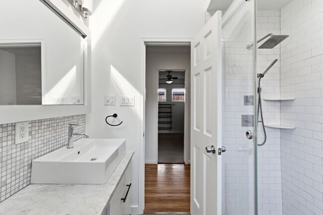 Building Photo - 531 Azaleadell Dr