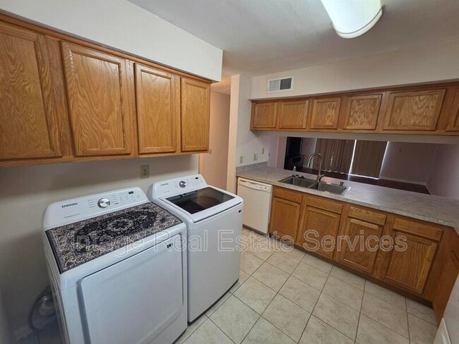 Building Photo - 5202 Sunridge Palms Dr