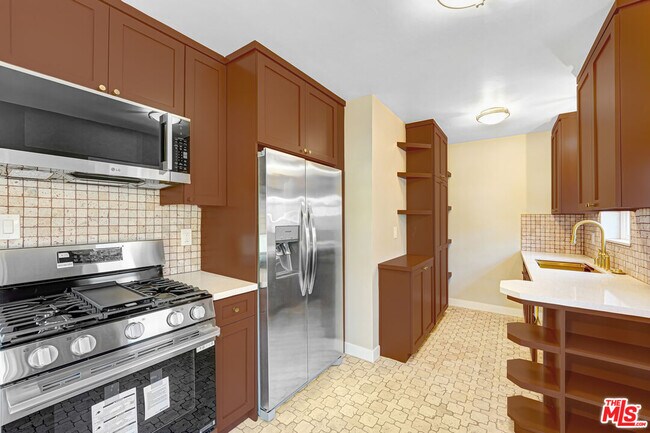 Building Photo - 1332 Ocean Park Blvd