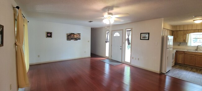 Building Photo - 3/2 Home in Vastavia Subdivision