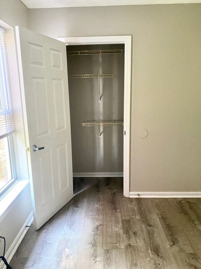 Building Photo - Remodeled 3 bedroom apartment in Portland - Section 8 accepted