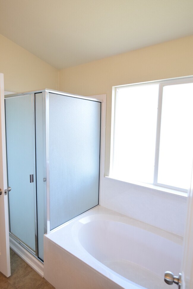 Master Bath - 5200 Rimes Ct