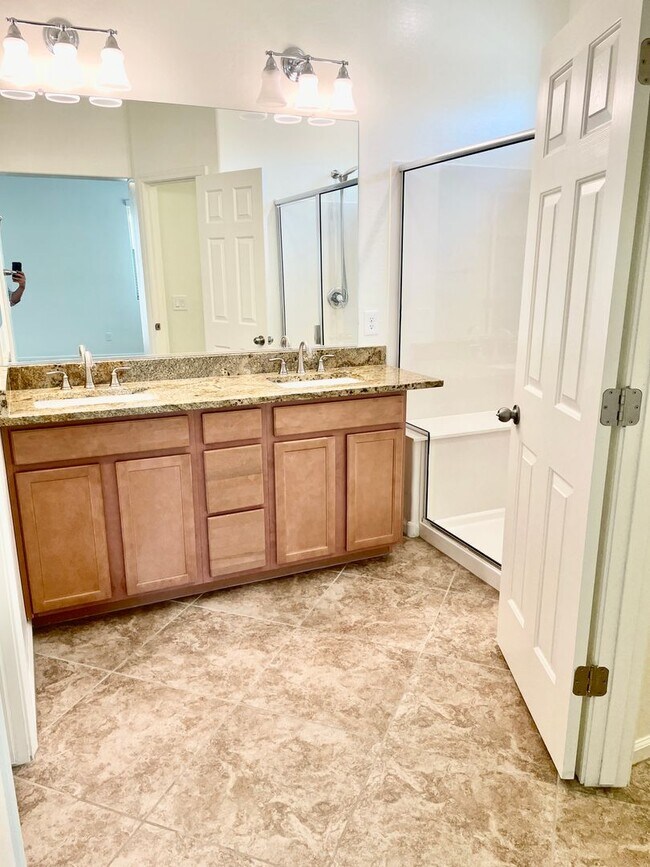 Building Photo - 5 Bedroom/3 Bath Home in Chandler!