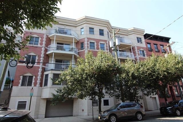 Building Photo - 108 Monroe St