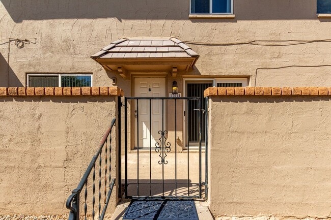 Building Photo - Charming 2-Bed Townhome with Community Poo...