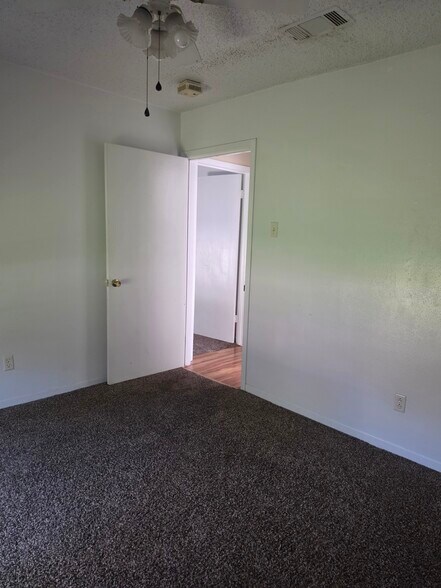 hall bedroom - 10990 Forest Gln
