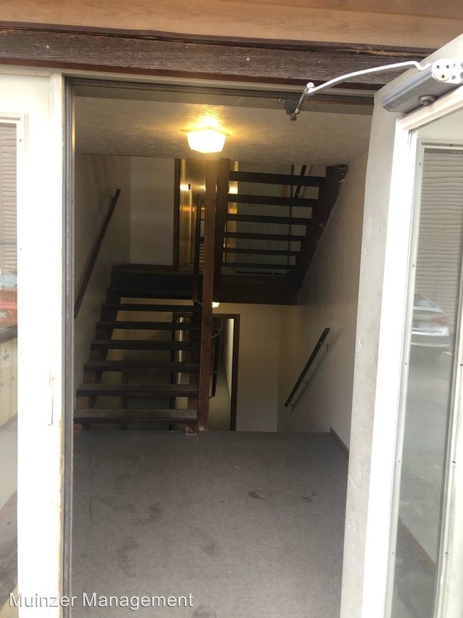 Building Photo - 2 br, 2 bath Room For Rent - 261 W. Wood St.