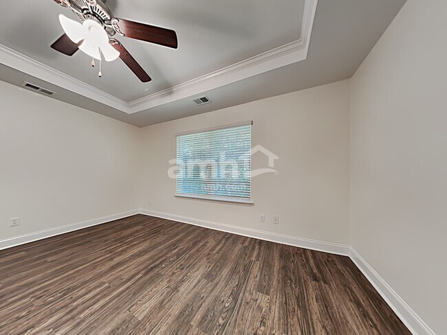 Building Photo - 608 W Lionel Rd