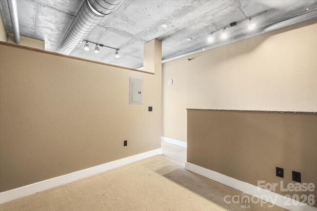 Building Photo - 505 E 6th St