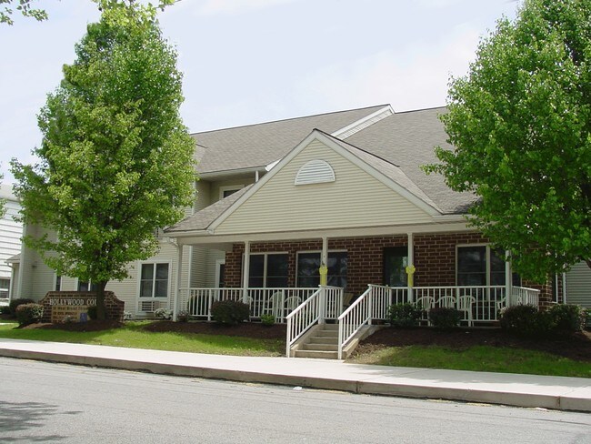 Primary Photo - Hollywood Court