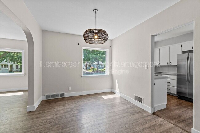 Building Photo - 807 E 40th Ave