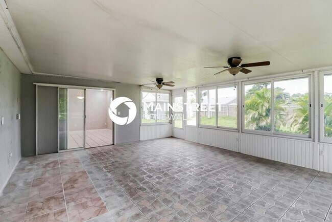 Building Photo - 2 Bedroom Pet-Friendly Home in North Port, FL with Main Street Renewal