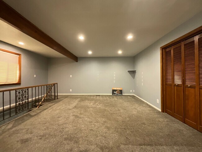 Building Photo - 2135