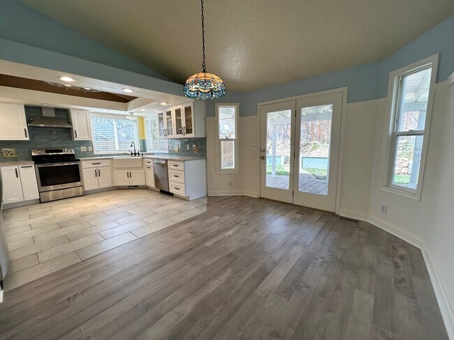 Building Photo - Gorgeous 5 bedroom 3 bathroom Home In Eagle