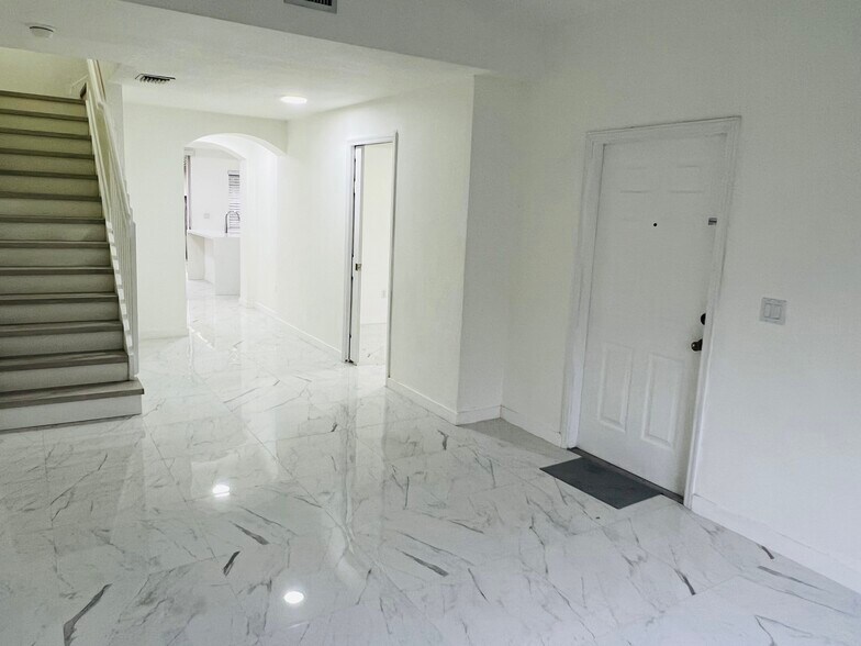 Building Photo - 4950 White Mangrove Way E