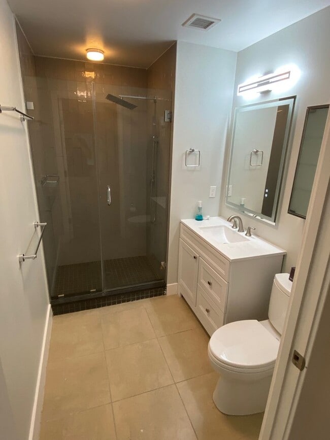 Building Photo - Beautiful updated 2bd/2ba condo in bustlin...