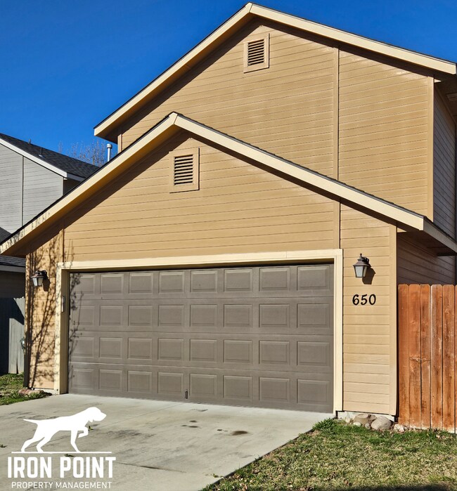 Building Photo - 1/2 off First Full Month! 3bed/2.5 bath ho...