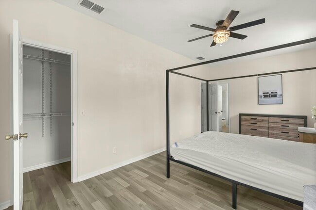 Building Photo - 809 N Fern Creek Ave