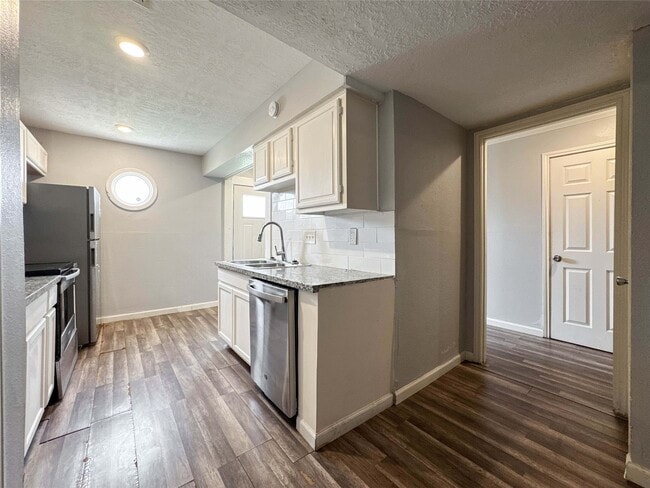 Building Photo - 11873 Algonquin Dr