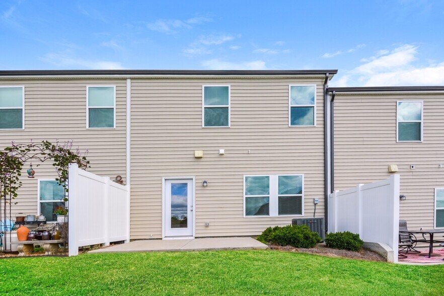 Building Photo - 831 Holland Ct