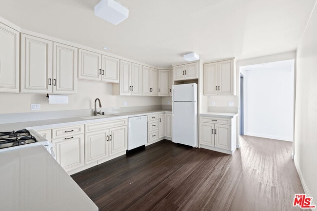 Building Photo - 1915 Apex Ave