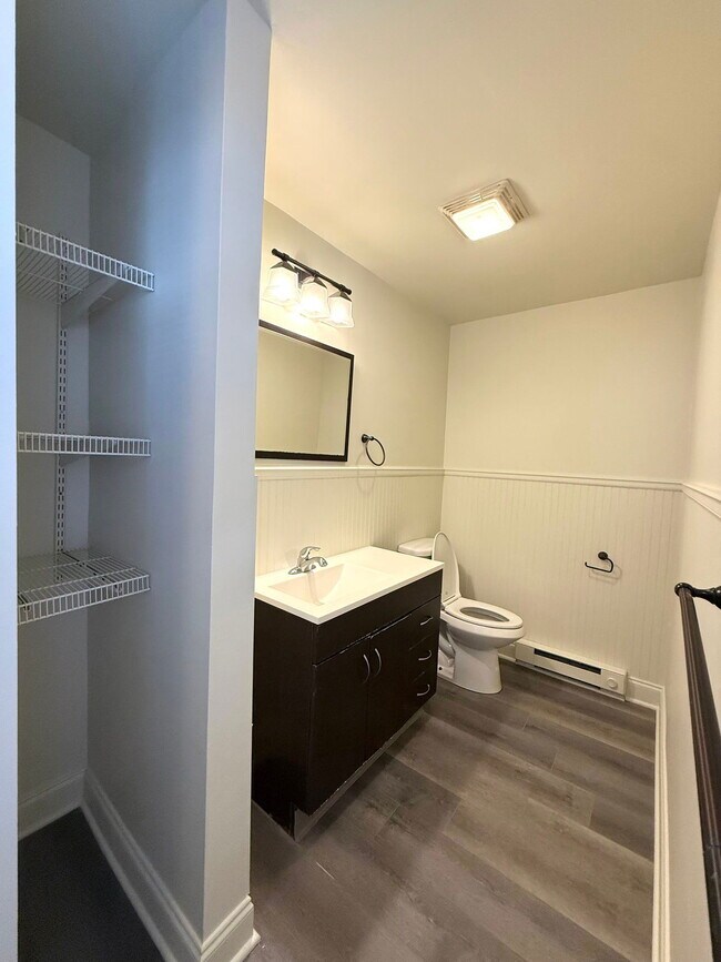 Building Photo - 853 Manor St