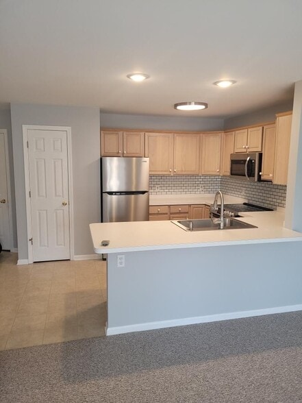 island opens into living space - 2775 N Forest Rd