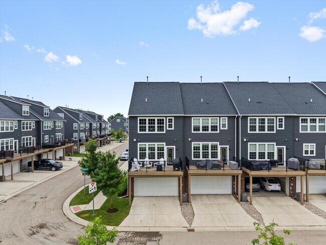 Building Photo - 202 N Sydney Ct