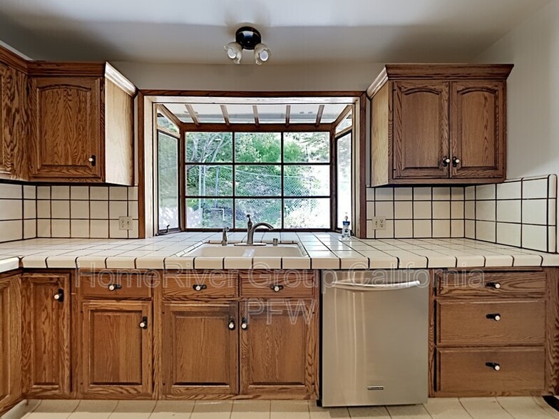 Building Photo - 2431 Sleepy Hollow Dr