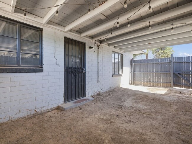 Building Photo - 2 Bed 1 Bath with covered parking!