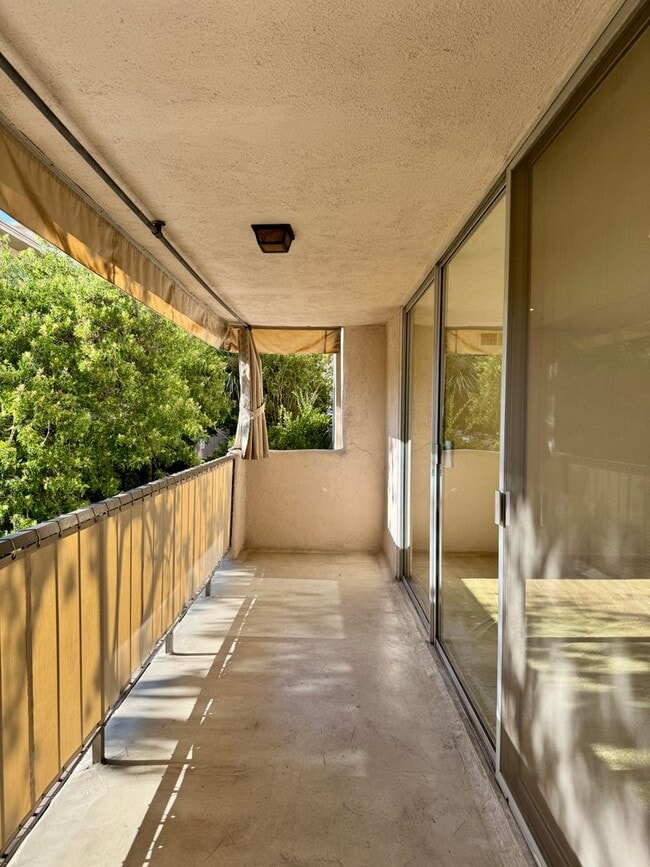 Building Photo - Large 2 bed 2 bath