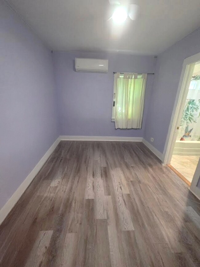 Building Photo - Three bedroom cottage on large lot | Available July