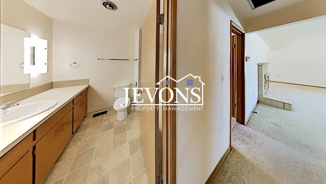 Building Photo - Spacious single-family home with a large f...